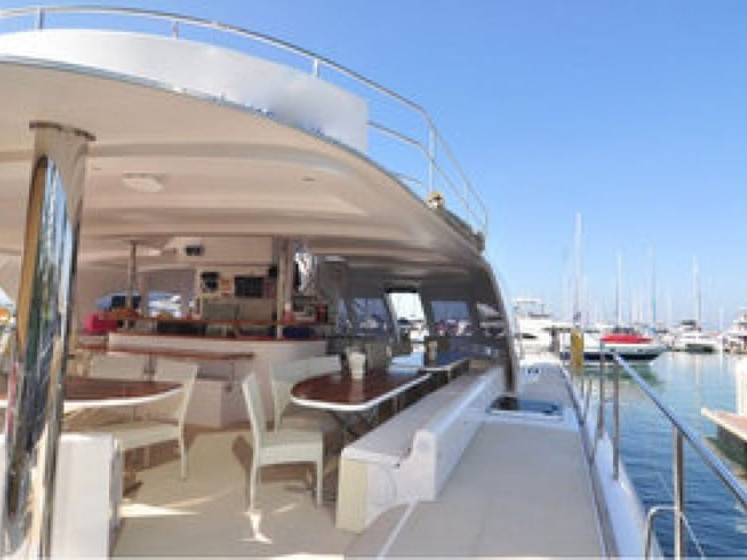 https://www.private-yacht.com/index.php?option=com_jomcomdev&format=raw&task=ajax.image&pr=dz04NTAmYWM9NC8z&hash=4a1f3b&dir=gx&src=231-Cprivate-yacht_luxury-seating.jpg
