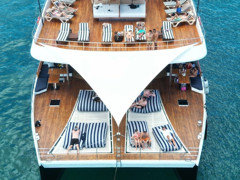 https://www.private-yacht.com/index.php?option=com_jomcomdev&format=raw&task=ajax.image&pr=dz04NTAmYWM9NC8z&hash=d859df&dir=op&src=644-private-yacht-party-catamaran-charter-phuket-33.jpg